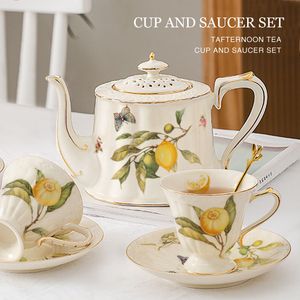 Cups Saucers French Retro Gold Edge Cup en Saucer Set Lemon Teapot Coffee Mug Ceramic Dinner Paten Kitchendrankjes voor verjaardag bruiloft