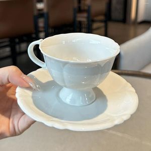 Kopjes schotels Franse romantische reliëfkoffie beker en bord afternoon tea latte keramische ontbijt havermelk