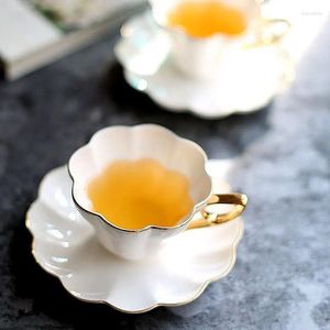 Tasses Saucers Gold Ceramic Flower Tea l'après-midi des ensembles de café noir anglais et d'assiettes Européen Style