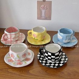 Tasses Saucers fleurs peintes à la main en céramique café tasse de bureau à la maison tasse avec soucoupe petit déjeuner lait jus de thé à thé cadeau micro-ondes