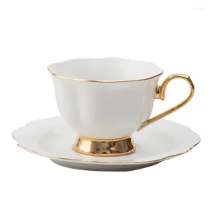 Kopjes schotels met de hand beschilderde gouden handgreep Tea Cup Set Set met lepel Europeaan Simple Gold Rim Coffee Mokken Luxe Concentraat Porselein