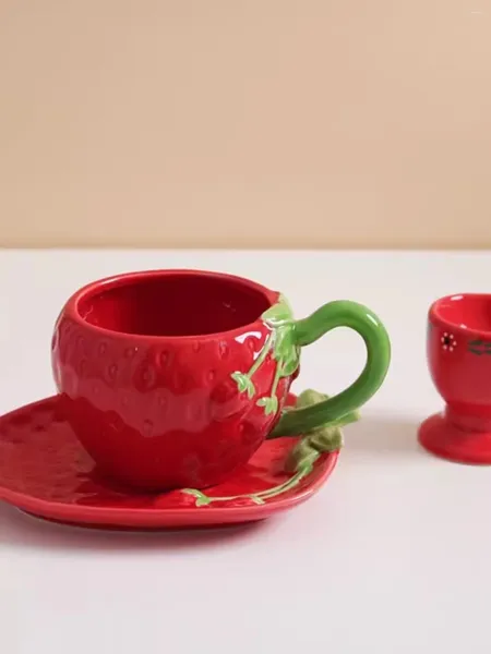 Tasses soucoupes peintes à la main en relief tridimensionnel en forme de fraise tasse à café plat ménage européen après-midi tasse à thé ensemble cuisine