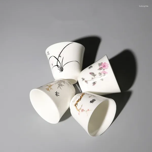 Tasses Saucers Porcelaine à la main Porcelaine Tasse Creative Wintersweet Orchid Bamboo Mum Flower Imprimé chinois Kungfu pour Pu'er Chabei