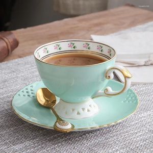 Tasses Soucoupes Tasse à café et assiette en porcelaine d'os européenne haut de gamme thé en céramique exquis ensemble de vaisselle sculpté évidé anglais