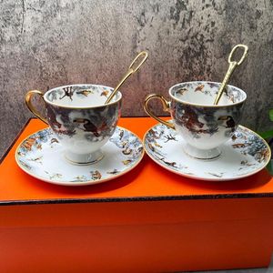 Kopjes schotels van hoge kwaliteit Bone China koffie en serviesborden Afternoon tea Drinkware met cadeau -doos lepel