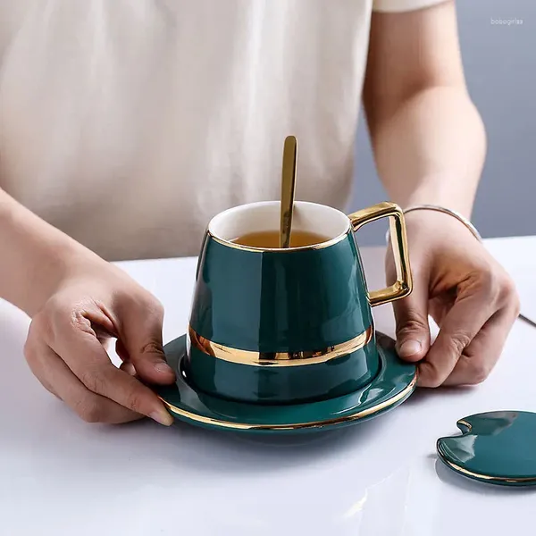 Cumas de tazas de alta calidad Rimbre de oro Cerámica Café Cuchería Té Cuchería Conjunto de cuchara de porcelana creativa avanzada con caja de regalo