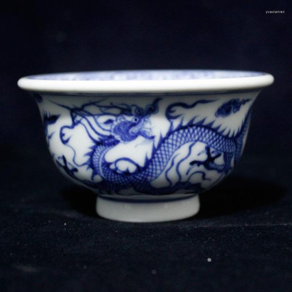 Tazas y platillos porcelana de Jingdezhen dibujado a mano, dragones dobles azules y blancos jugando con cuentas, taza prensada, tazón de té individual