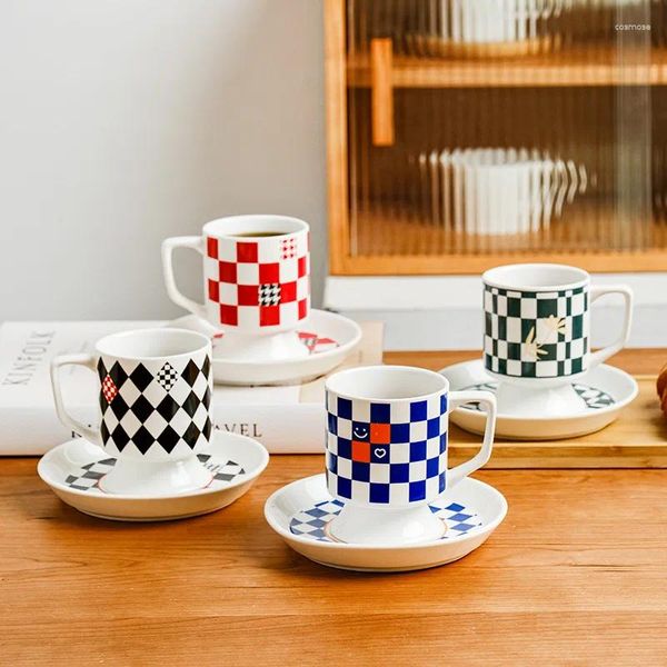 Cumas de tazas Coreano creativo creativo verde azul rojo negro café de porcelana café y elegante copa de té set de bebida de cocina de cocina