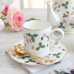 Tazas y platillos de lujo, taza y plato de café británico de fresa, porcelana de hueso, juego de platillo de 200ml, pintura dorada Ins