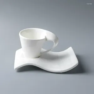 Tasses Saucers Modern Creative Pure White Cafe Espresso Coffee tasse avec soucoupe Chinese Porcelain Wave Design Cappuccino Expresso Mug Set