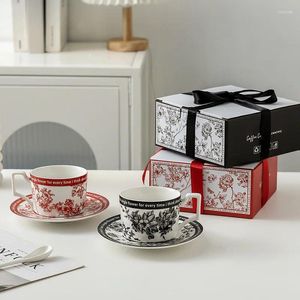 Tasses Saucers rouges et noirs Couleur européenne en céramique Coffee tasse de thé Porcelaine Creative Fashion Tea Soucouler Set Dringeweare