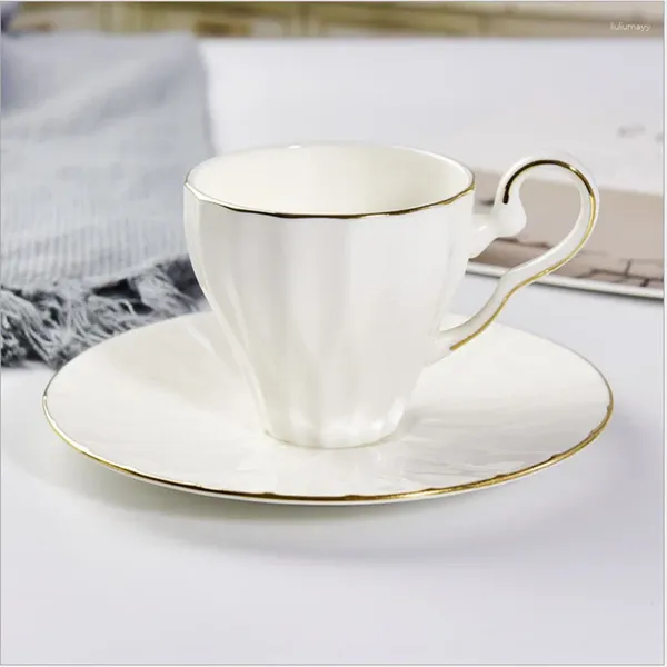 Tazas y platillos, juego de Tazas de cerámica en relieve con práctico regalo, té de la tarde británico, porcelana de hueso simplificada, café y plato pintados en oro