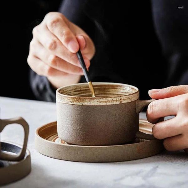 Tasses Saucers Retro Pottery Coffee tasse ensemble créatif céramique artisanale avec des tasses de petit déjeuner à eau de lait à plat