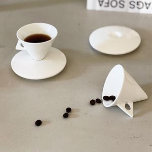 Cups Saucers eenvoudige witte koffiebladeren retro klassiek Bone China Driehoekige kegel Mok Home Handgemaakte keramische espresso set