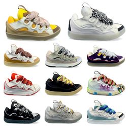 Curb Sneakers Lage vetersluiting Op de jaren 90 geïnspireerd skatersilhouet in leer mesh suède met oversized tong en zigzagveters