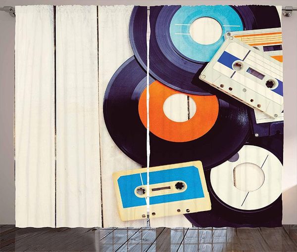 Cortinas Cortinas Indie Discos de gramófono y viejos casetes de audio en la mesa de madera Nostalgia Música Sala de estar Dormitorio Ventana