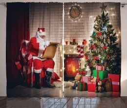 Rideaux Rideaux de Père Noël Vieux Père Noël assis à la maison la nuit de Noël lisant une lettre près de l'arbre Rideaux de fenêtre de salon