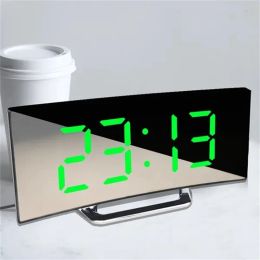 Miroir à écran courbe LED Corloge numérique créative Création d'alarme numérique avec grand affichage USB Charge de cheminée Propulted Table Clock