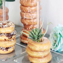 Coussin 1PC Acrylique Donut Stands Clear Bagels Titulaire Donut Dessert Stand Table pour la fête d'anniversaire de mariage Treat Display Décoration