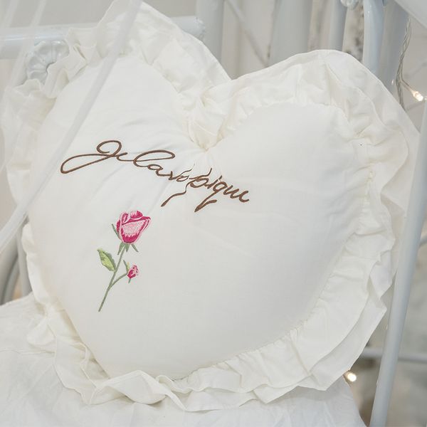 Coussin/Oreiller décoratif 100% coton Coussin en forme de coeur d'amour Coussin décoratif brodé pour chambre à coucher avec volants Oreillers décoratifs doux 230311