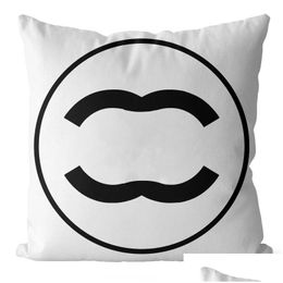 Cojín/almohada decorativa diseñador de almohada logotipo de letra en blanco y negro Home ER Decoración de sofá Cojín 45 x 45 cm Core Drop entrega Dhkao