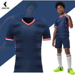 Op maat gemaakt 100% polyester kindervoetbalshirt Ademend voetbalshirt voor jongens Sneldrogend voetbaluniform voor kinderen 2302 240306