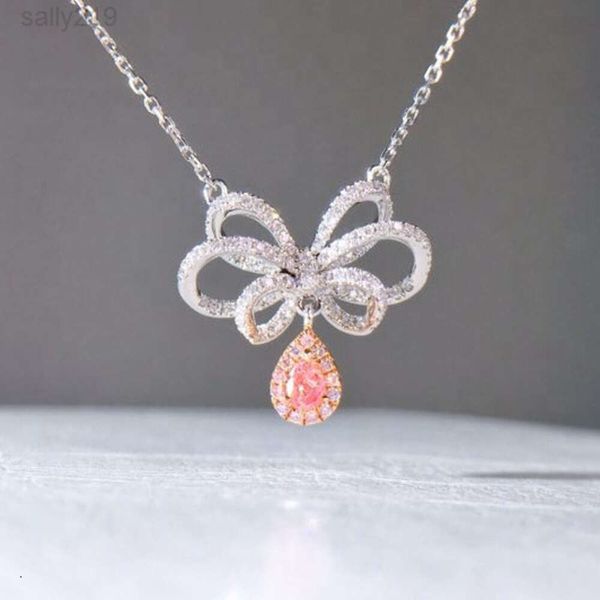 Collier d'or pendentif de fleur de diamant rose à 18 km.