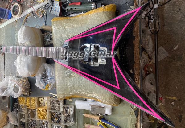 Custom Alexi Laiho Pink Stripe Sawtooth V Guitare électrique noire Floyd Rose Tremolo Bridge Whammy Bar Chine Micro EMG Boîte de batterie 9V Matériel noir Incrustation Sharkfin