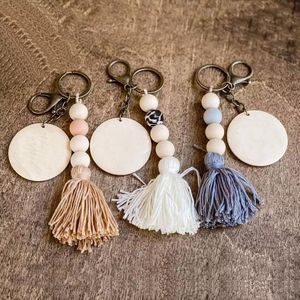 Porte-clés en perles de Silicone avec pompon en coton personnalisé, vente en gros, disque en bois sculpté, style Boho, droit