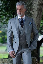 Custom Design One Button Light Grey Wedding Groom Tuxedos Peak Revers GroomsMen Mens Diner Blazer Pakken (Jas + Broek + Vest + Tie) NO: 1541