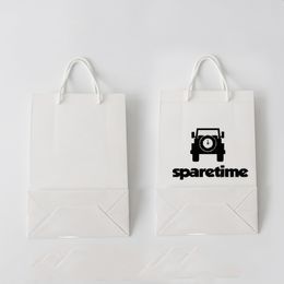 Aangepaste ontwerp witte kraft papieren zak met handgrepen bruiloftsfeest cadeauzakken diy multifunctionele modieuze kledingverpakkingszakken a388