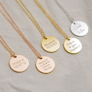 Noms Gravés Personnalisés Date En Acier Inoxydable Rond Pendentif Collier Personnalisation Texte Inclus Gratuit avec Chaîne Cadeau pour les Amoureux