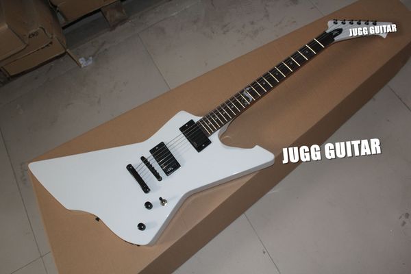 Custom Explorer Snake Byte James Hetfield Signature Guitare électrique blanche Touche palissandre Batterie 9 V Micros EMG actifs (fabriqués en Chine)