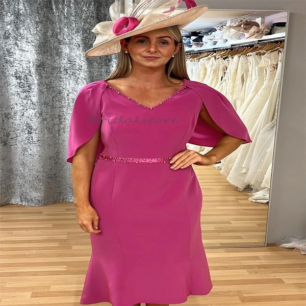 Robes mère de la mariée fuchsia personnalisées, longueur aux genoux, avec cape perlée, sexy, col en V, robe d'invité de mariage courte, manches courtes, grande taille, robe de soirée pour maman, marié 2024