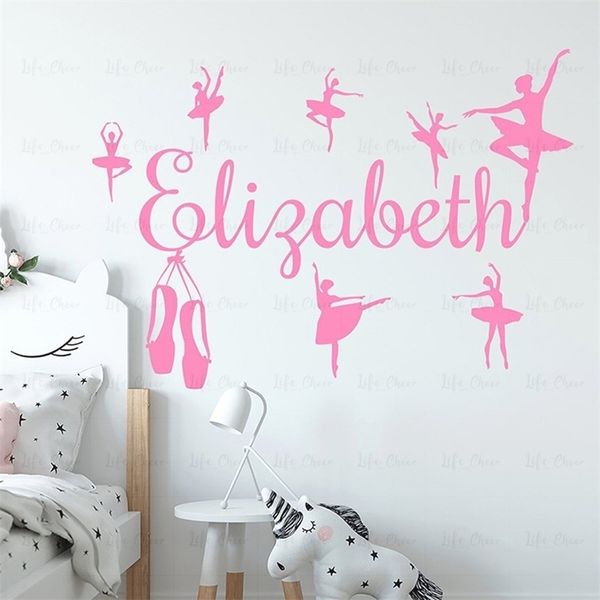 Nom des filles personnalisées Vinyl Decals Ballerina Girls Gift Salle Decoration rose doux Autocollants muraux Ballet Pose Silhouette Murales 220621