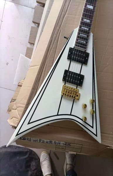 Guitarra eléctrica personalizada con forma de Grand V en color blanco con diapasón de ébano con herrajes dorados9851460