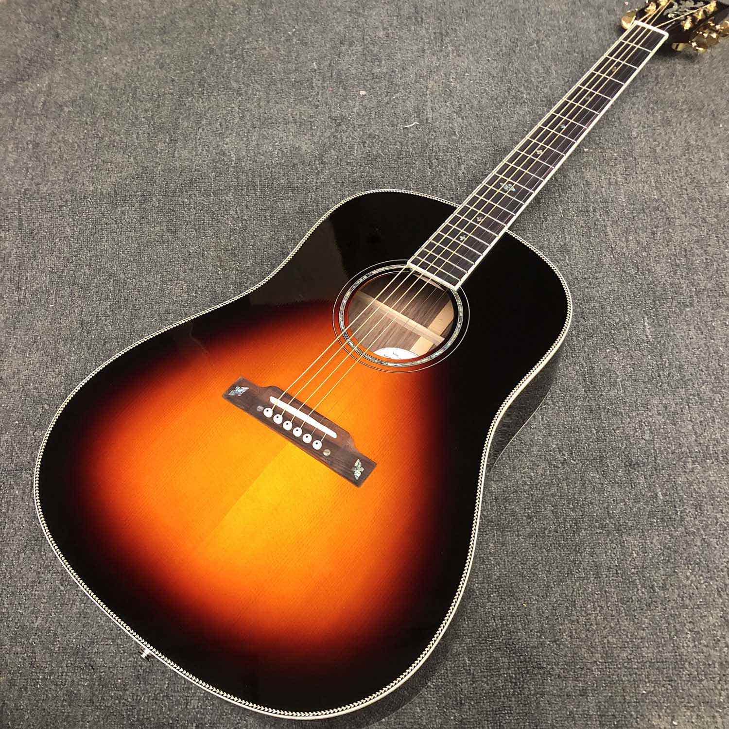 Guitarra acústica personalizada con tapa de madera de abeto macizo J45 con encuadernación en forma de espina de pescado en color Sunburst