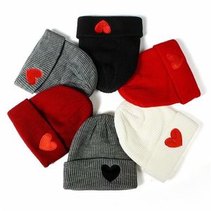 Aangepaste gebreide hoeden hartvormige borduurwerk leuke warme dikkere beanie hoed vrouwen wol gebreide hoeden voor de winter