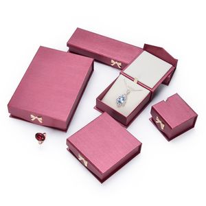 Emballage de boîte à bijoux rouge haut de gamme avec logo personnalisé, coffret cadeau pour bijoux