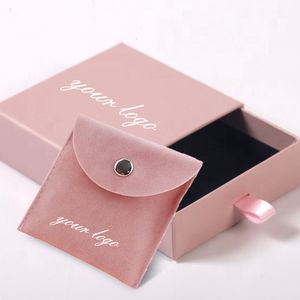 Aangepaste logo pochette bijoux flap fluwelen velours trekkoord suede sieraden pouch verpakking pouch invoegen kaart display met doos