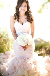 Op maat gemaakte 2016 trouwjurken sexy liefje hals bling kralen sjerp blozen roze zeemeermin rugloze gelaagde ruches fit en flare Br244c