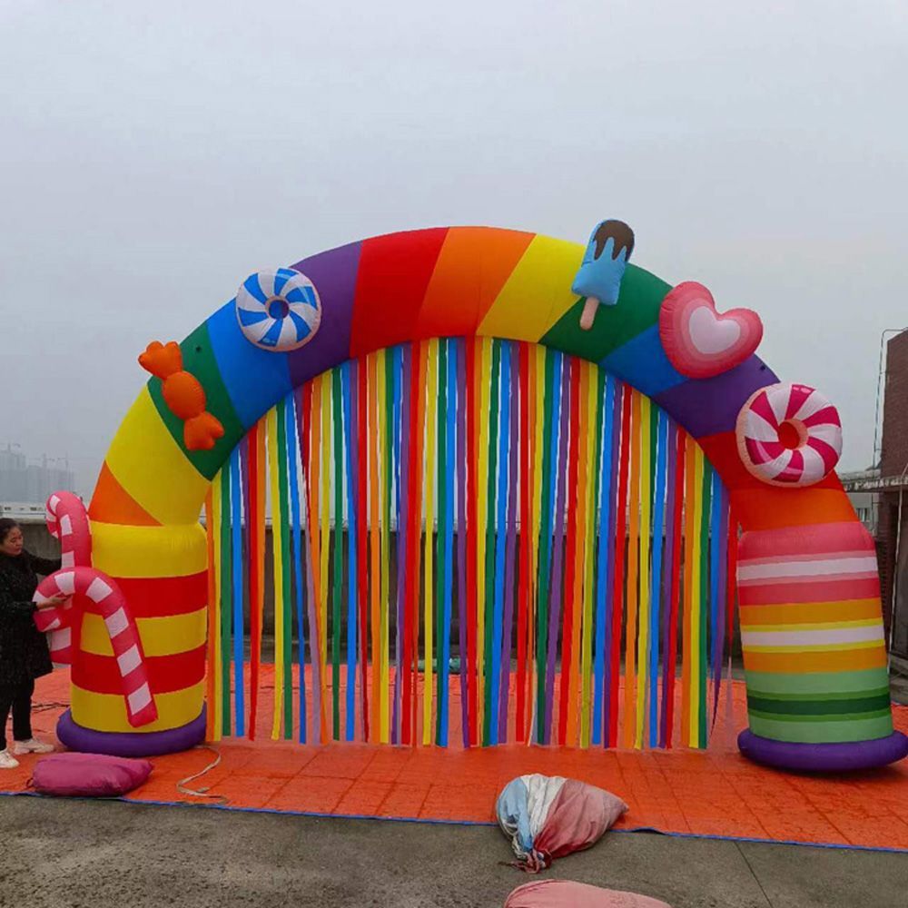 8 mwx5mh sur mesure (26x16,5 pieds) avec un ventilateur arc de bonbons gonflables avec des glands colorés de fêtard attrayant ballon arcche pour décoration extérieure