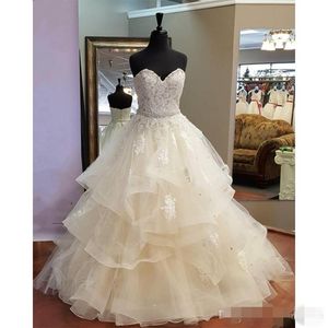 Por encargo una línea de vestidos de novia falda con gradas apliques de encaje con cuentas de cristal escote corazón volantes botones cubiertos vestido de novia pplique