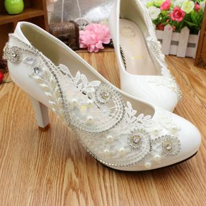 Chaussures de mariage de mariée sur mesure 2021 plates-formes chaton haut talon dentelle perles cristaux chaussures de fête blanches pour les mariées demoiselle d'honneur bout rond