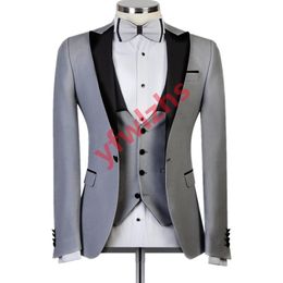 Op maat gemaakte Gray Men Suits Peak Rapel Groomsmen Bruidy Tuxedos Wedding/Prom/Dinner Man Blazer Jacket Broek Tie Vest M88