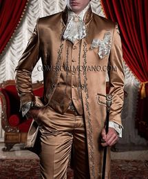 Custom Made Groomsmen Mandarin Lapel Groom Tuxedos Marron Hommes Costumes Broderie Mariage / Bal / Dîner Meilleur Homme Blazer (Veste + Pantalon + Gilet) K903