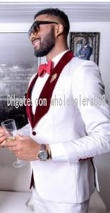 Custom Made Groomsmen Wit Bruidegom Tuxedos Sjaal Rood Velvet Revers Mannen Past Side Vent Bruiloft / Prom Best Man (Jack + Pants + Tie + Vest) L10
