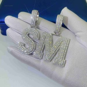 Op maat gemaakte ijskoude 925 sterling zilver volledig vvs moissanite diamanten beginletter ketting hanger met 15 mm gesp