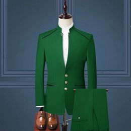 Mené sur mesure masculin 2021 Green Stand Collar Fashion Design Gold Buttons Groom Tuxedos pour les combinaisons de fête de mariage