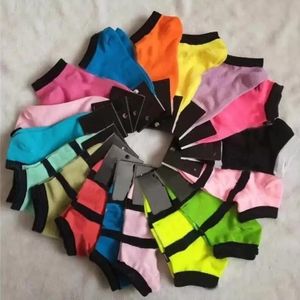 Chaussettes multicolores avec étiquettes en carton Pom-pom girls de sport Noir rose Chaussette courte Filles Femmes Coton Chaussettes de sport Skateboard Sneaker 0221